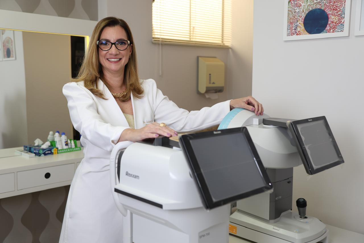 Dra. Luciana Campos ao lado dos aparelhos de exame da Cliolc, em Barreiras/BA
