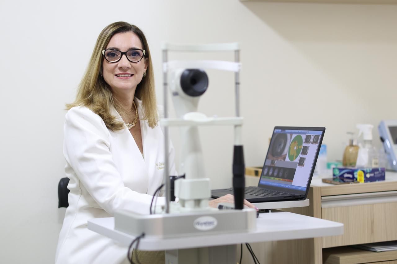 Dra. Luciana Campos no aparelho de meibografia, que fotografa as glândulas de Meibômio, na Cliolc em Barreiras/BA
